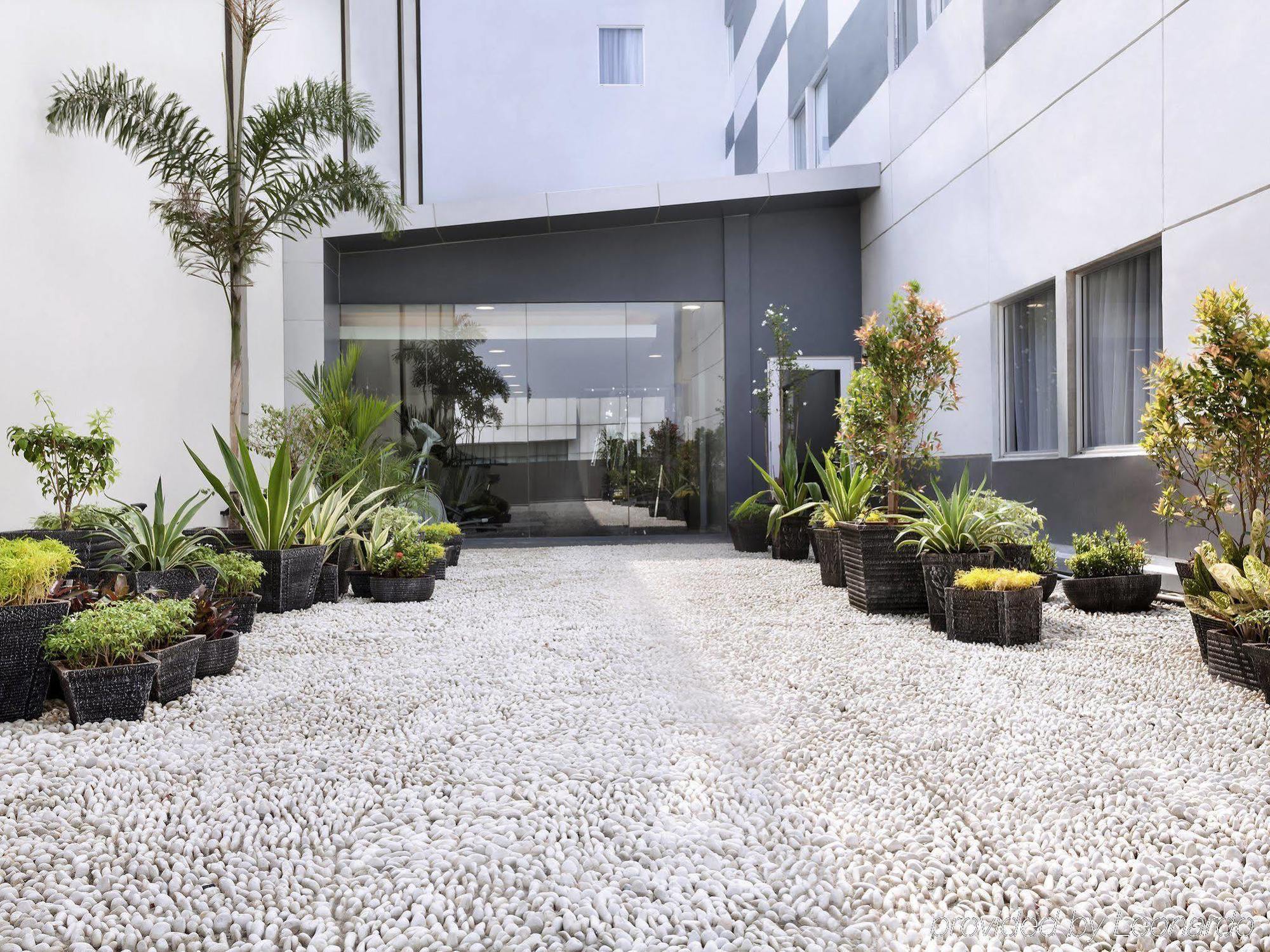 Ibis Styles Jakarta Sunter Exterior foto